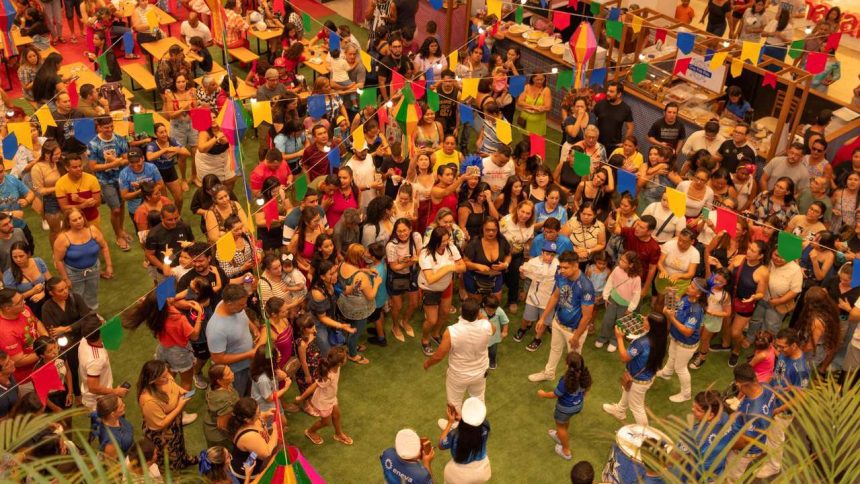 Arraial do Amazonas Shopping: multidão em festa com apresentações de forró, boi-bumbá e quadrilhas.