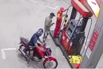 Assalto a posto de gasolina em Manaus: dupla armada rende funcionários e clientes.