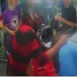 Assalto em mercadinho em Manaus: homem com camisa listrada e vítima no chão.