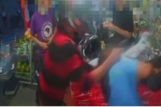 Assalto em mercadinho em Manaus: homem com camisa listrada e vítima no chão.