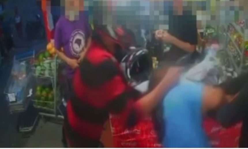 Assalto em mercadinho em Manaus: homem com camisa listrada e vítima no chão.
