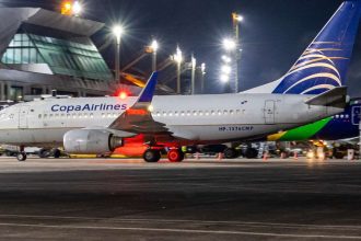 Avião da Copa Airlines no Aeroporto de Manaus, pronto para voo diário ao Panamá.