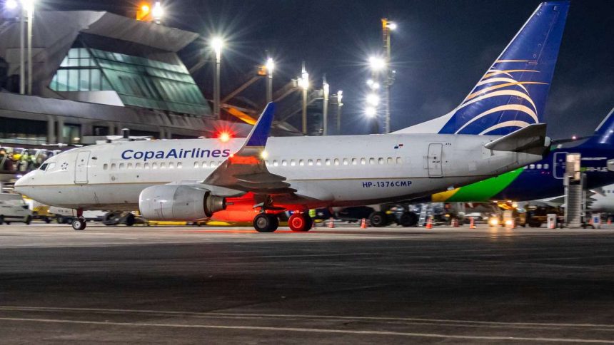Avião da Copa Airlines no Aeroporto de Manaus, pronto para voo diário ao Panamá.