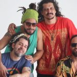 Banda 'Entre Cabocos' posando para foto com show em Curupira Mãe do Mato.