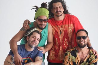 Banda 'Entre Cabocos' posando para foto com show em Curupira Mãe do Mato.