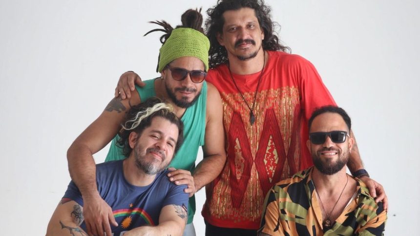 Banda 'Entre Cabocos' posando para foto com show em Curupira Mãe do Mato.