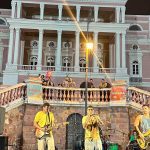 Banda se apresenta em evento da Virada Sustentável em Manaus, com o Teatro Amazonas ao fundo.