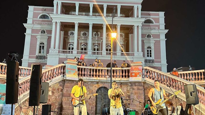Banda se apresenta em evento da Virada Sustentável em Manaus, com o Teatro Amazonas ao fundo.