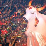 Boi Garantido em festa com multidão para falar sobre pesquisa que colocou a agremiação com mais torcida em Manaus. Um boi gigante branco e vermelho em meio aos torcedores
