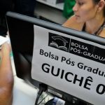 Bolsa Pós-Graduação: funcionária atende em guichê