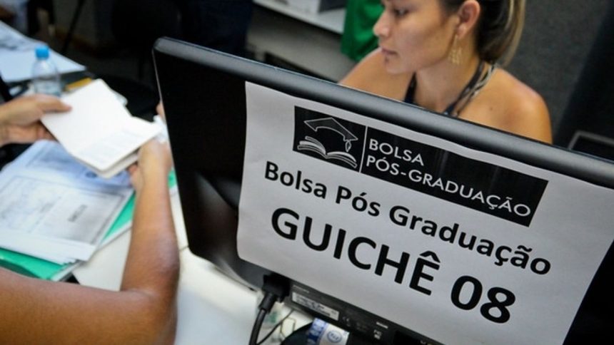 Bolsa Pós-Graduação: funcionária atende em guichê