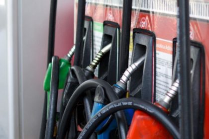 Bombas de gasolina em um posto de combustível, com mangueiras e bicos coloridos para falar sobre possível cartel em Manaus