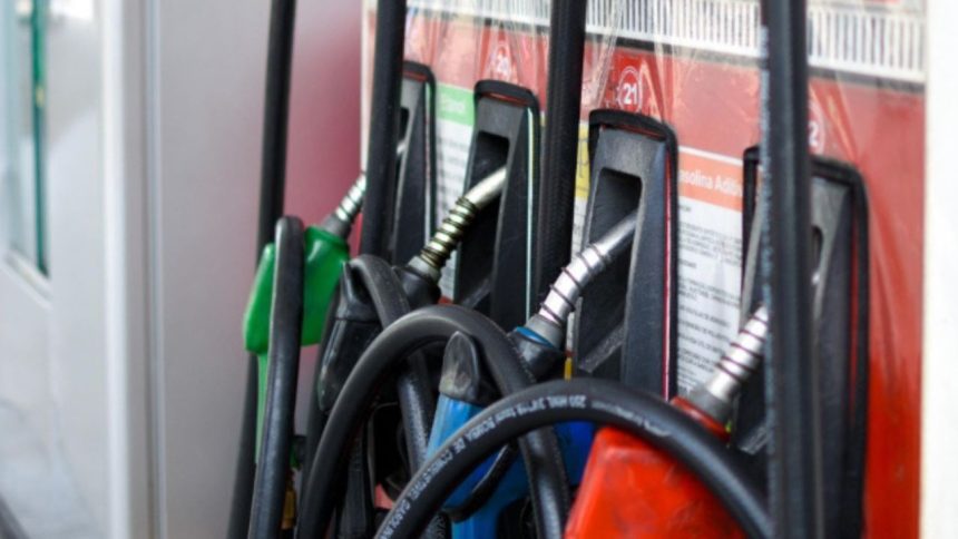 Bombas de gasolina em um posto de combustível, com mangueiras e bicos coloridos para falar sobre possível cartel em Manaus