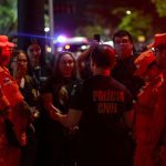 Bombeiros e policiais civis em fiscalização noturna.