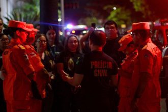 Bombeiros e policiais civis em fiscalização noturna.