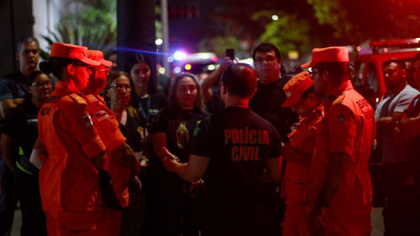 Bombeiros e policiais civis em fiscalização noturna.