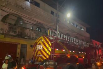 Bombeiros em ação em incêndio em prédio residencial