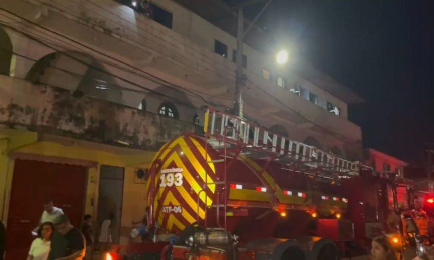 Bombeiros em ação em incêndio em prédio residencial