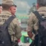 Bombeiros militares em área de mata, possivelmente em busca.