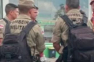 Bombeiros militares em área de mata, possivelmente em busca.