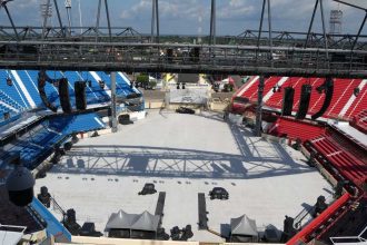 Bumbódromo de Parintins: estrutura para o Festival, com arquibancadas coloridas e palco central