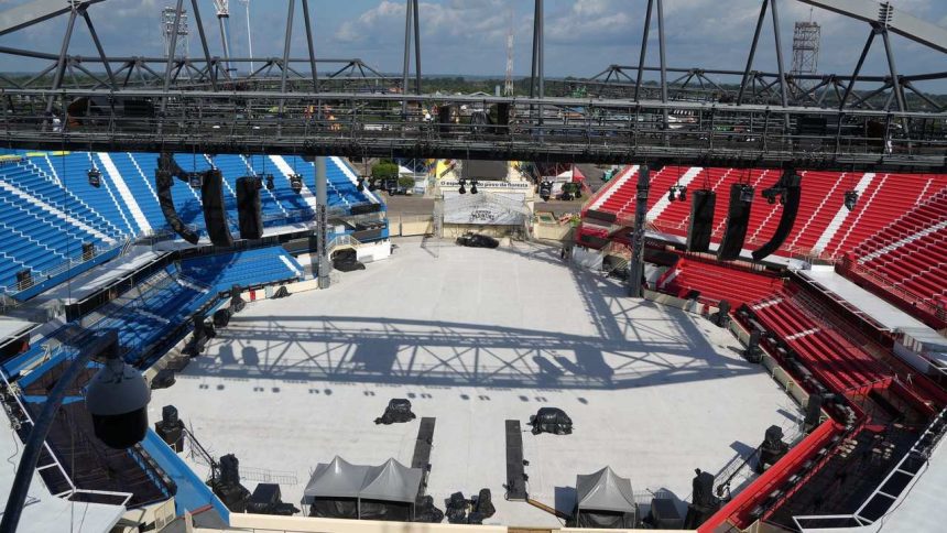 Bumbódromo de Parintins: estrutura para o Festival, com arquibancadas coloridas e palco central