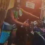 Câmera de segurança flagra furto em estabelecimento comercial no bairro Vieiralves, Manaus.