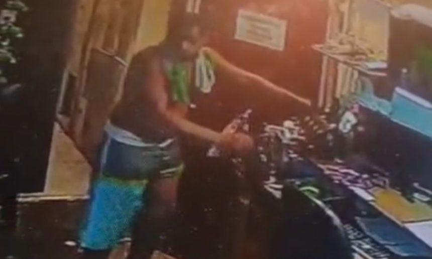 Câmera de segurança flagra furto em estabelecimento comercial no bairro Vieiralves, Manaus.