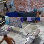 Câmera de segurança registra homem ameaçando mulher em Manaus.
