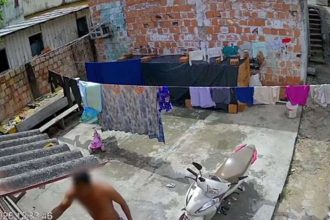 Câmera de segurança registra homem ameaçando mulher em Manaus.