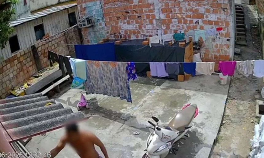 Câmera de segurança registra homem ameaçando mulher em Manaus.
