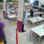 Câmeras de segurança registram assalto em estabelecimento.