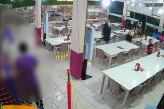 Câmeras de segurança registram assalto em estabelecimento.