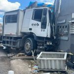 Caminhão da Águas de Manaus causa acidente, invadindo residência e ferindo gravemente menina de 13 anos.