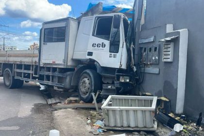 Caminhão da Águas de Manaus causa acidente, invadindo residência e ferindo gravemente menina de 13 anos.