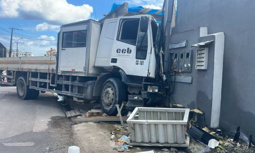 Caminhão da Águas de Manaus causa acidente, invadindo residência e ferindo gravemente menina de 13 anos.