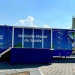 Carreta da Saúde do Amazonas, com a inscrição 'Unidade Móvel de Saúde' e logotipos do governo.