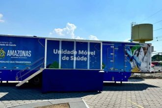 Carreta da Saúde do Amazonas, com a inscrição 'Unidade Móvel de Saúde' e logotipos do governo.