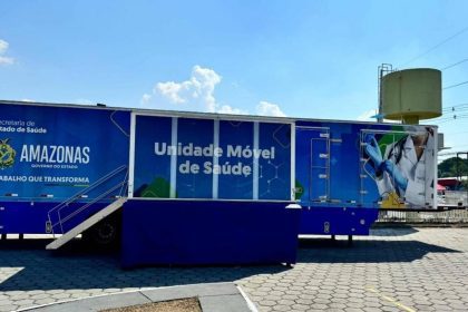 Carreta da Saúde do Amazonas, com a inscrição 'Unidade Móvel de Saúde' e logotipos do governo.