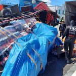 Carreta tomba em Manaus: refrigerantes espalhados na rua.