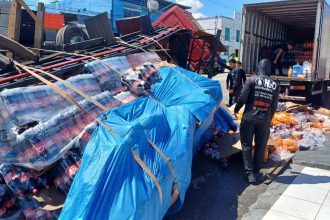 Carreta tomba em Manaus: refrigerantes espalhados na rua.