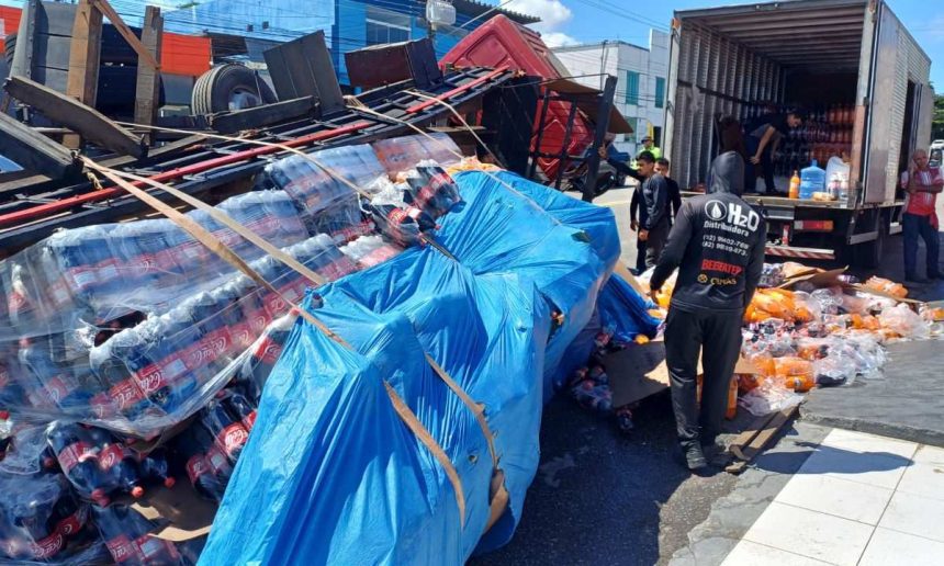 Carreta tomba em Manaus: refrigerantes espalhados na rua.