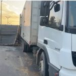 Carreta tomba na Avenida General Rodrigo Otávio, transportando ração para peixes