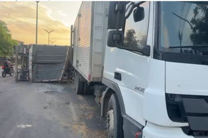 Carreta tomba na Avenida General Rodrigo Otávio, transportando ração para peixes