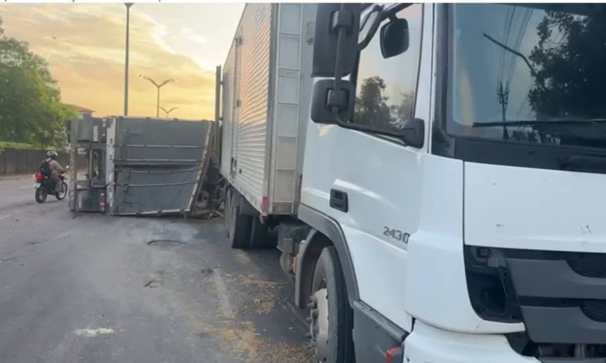 Carreta tomba na Avenida General Rodrigo Otávio, transportando ração para peixes