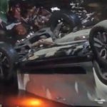 Carro capotado em um igarapé após acidente no bairro Raiz.