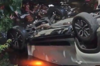 Carro capotado em um igarapé após acidente no bairro Raiz.