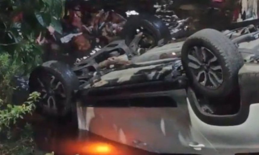 Carro capotado em um igarapé após acidente no bairro Raiz.