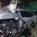 Carro destruído após colidir com poste, motorista preso