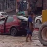 Carro preso em lama em canteiro de obras em Manaus após chuva forte